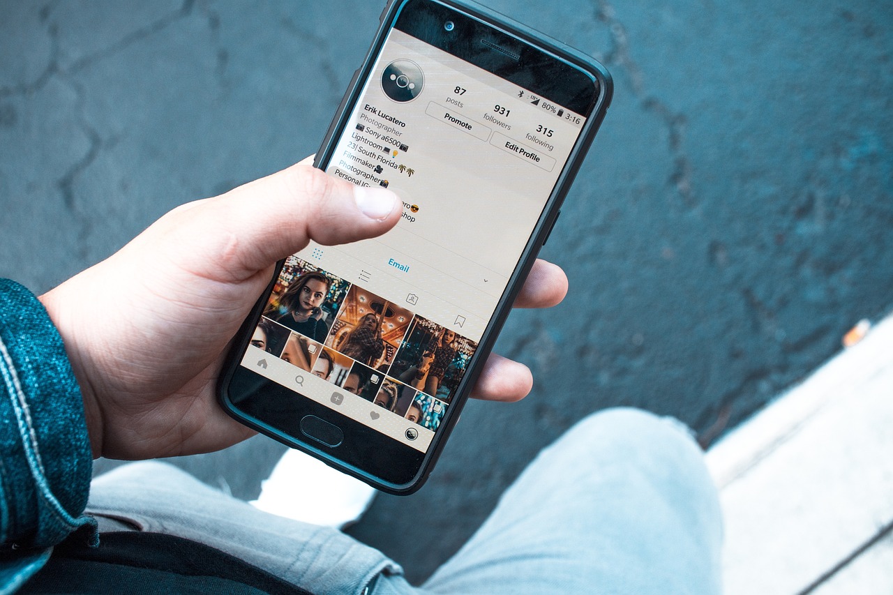 Smartphone prima dei 13 anni può compromettere la salute mentale